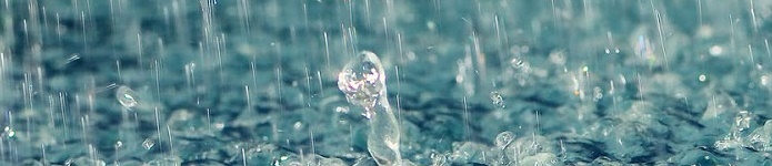 foto-van-een-plas-water-met-regendruppels-hd-regen-wallpaper